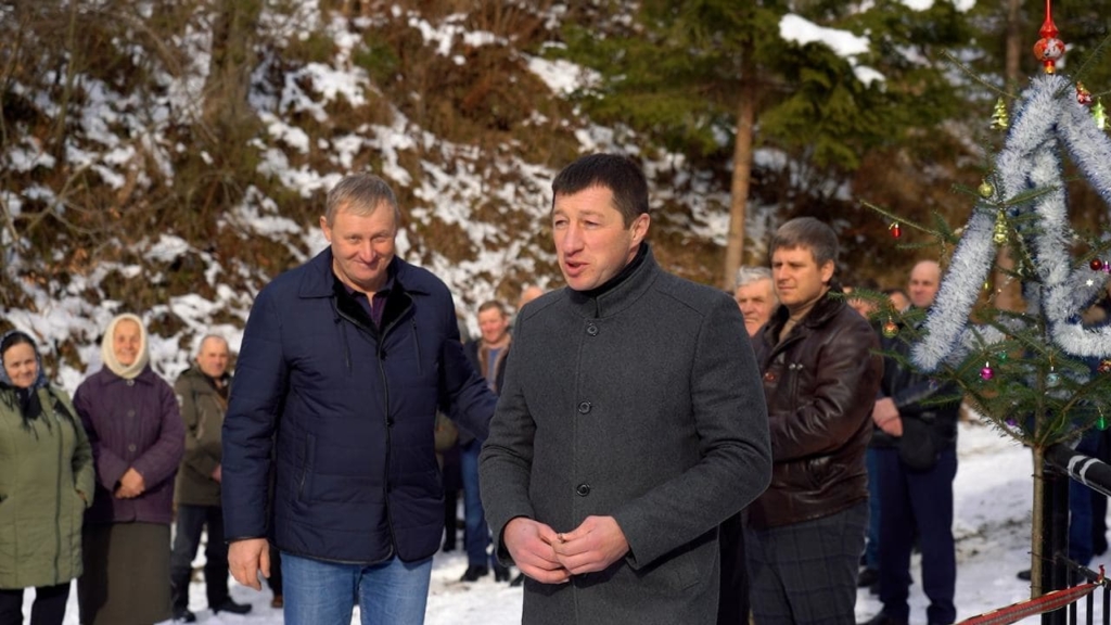 у селі Великий Рожин міст відкриває голова Косівської РДА Петро Іванишин