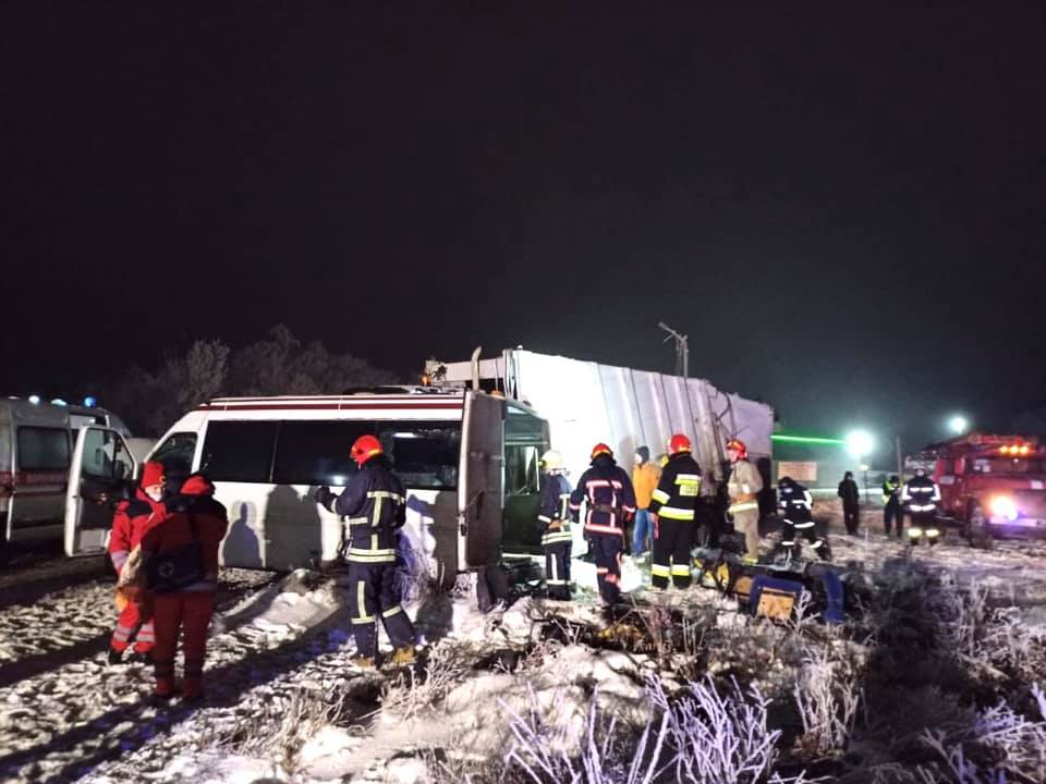 Під Франківськом зіткнулися автобус з сміттєвозом - двоє людей загинули 1