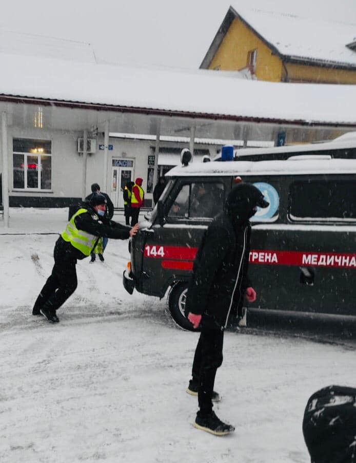 Поліцейські у Коломиї допомогли дідусеві, що на автостанції зламав ногу 1