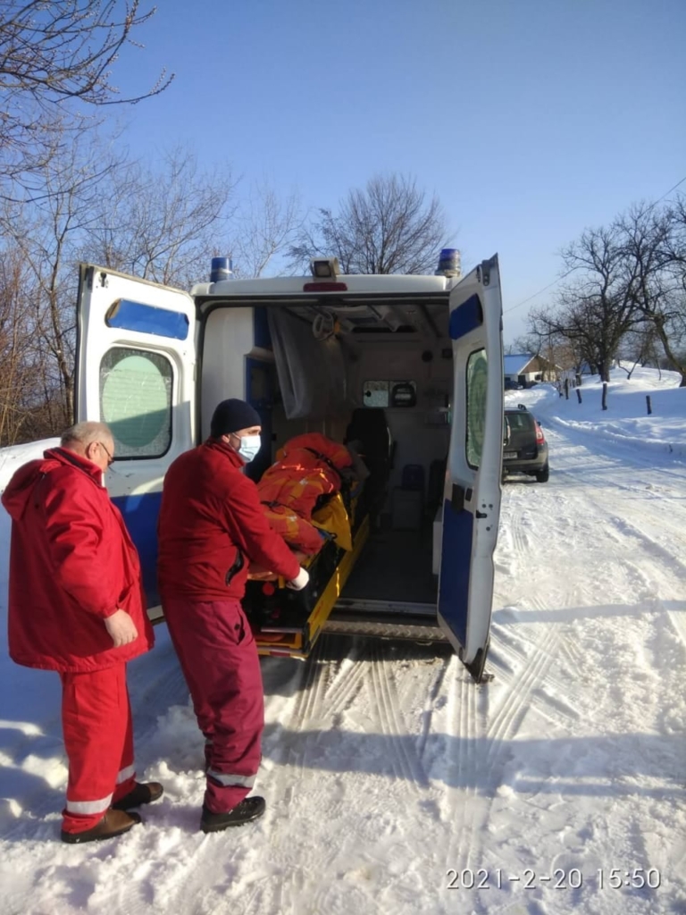 Прикарпатські рятувальники допомогли працівникам швидкої, які не могли проїхати до хворої 1