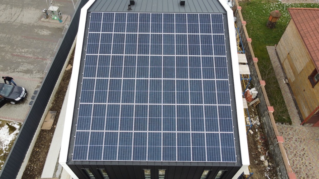 Сонячну електростанцію для дому потужністю 30 кВт встановили в Угорниках 3