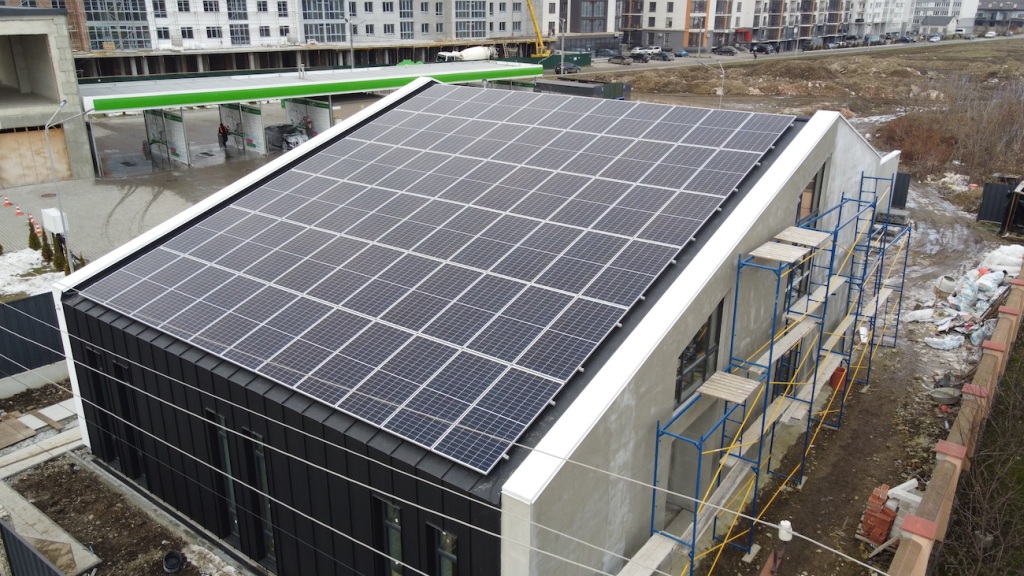 Сонячну електростанцію для дому потужністю 30 кВт встановили в Угорниках 2
