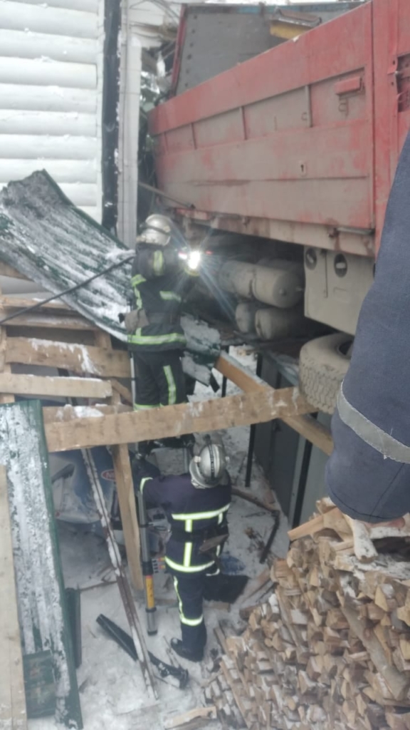 У Поляниці вантажівка в'їхала у готель 1