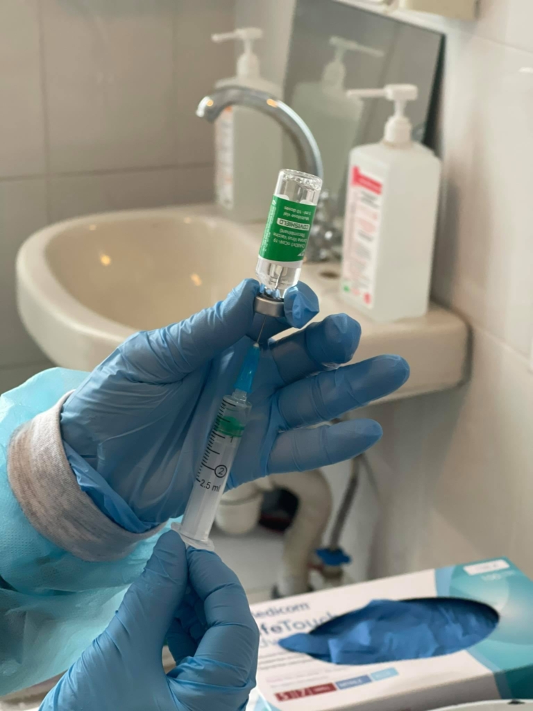 У Франківську сьогодні від COVID вакцинувалися 59 медиків 4