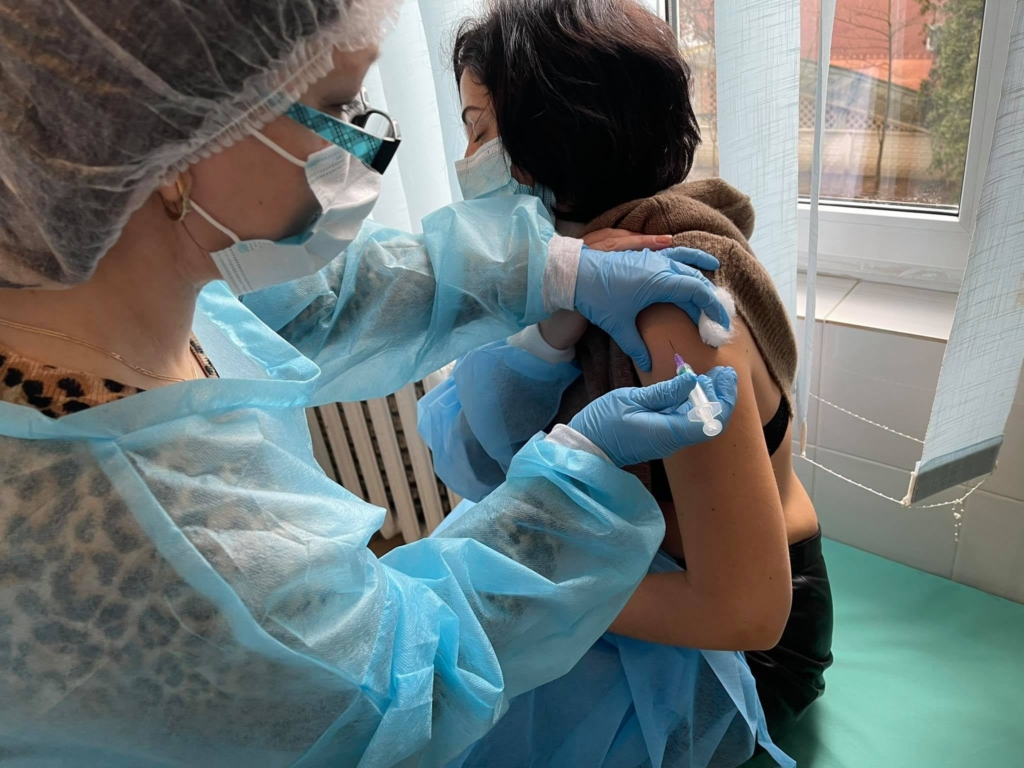 У Франківську сьогодні від COVID вакцинувалися 59 медиків 5