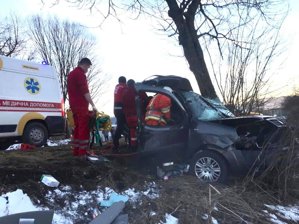 На Косівщині Fiat врізався в дерево - двоє загиблих 2