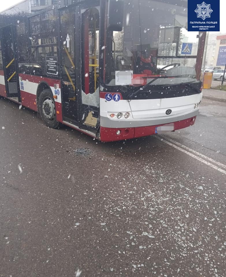 Пяна водійка вдарила автобус