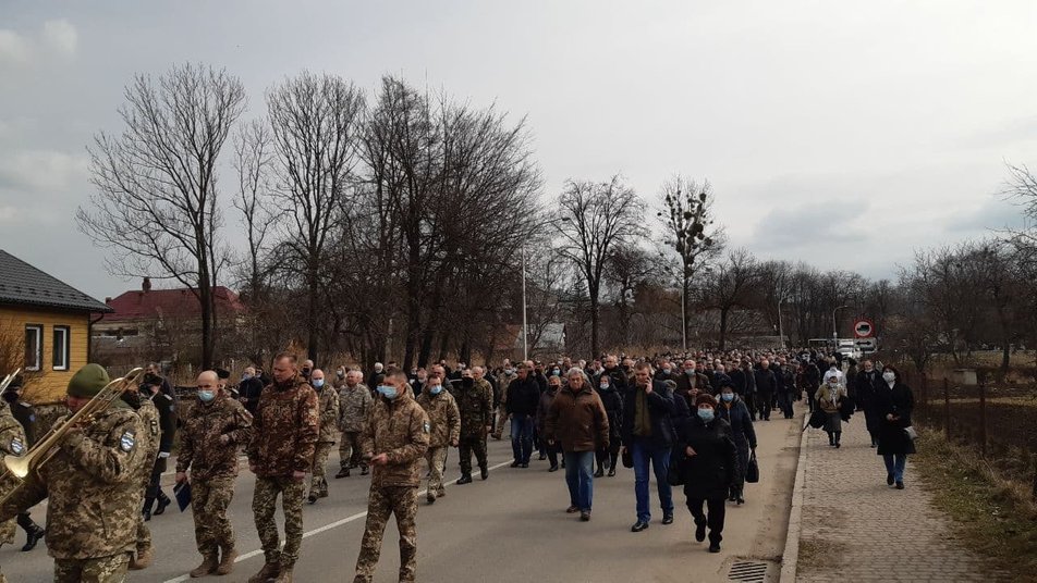 У Калуші сотні людей провели в останню дорогу бійця, загиблого на Донбасі 5
