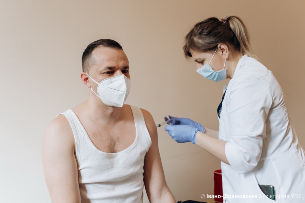 Свящинникам Франківська дали залишкові дози вакцини