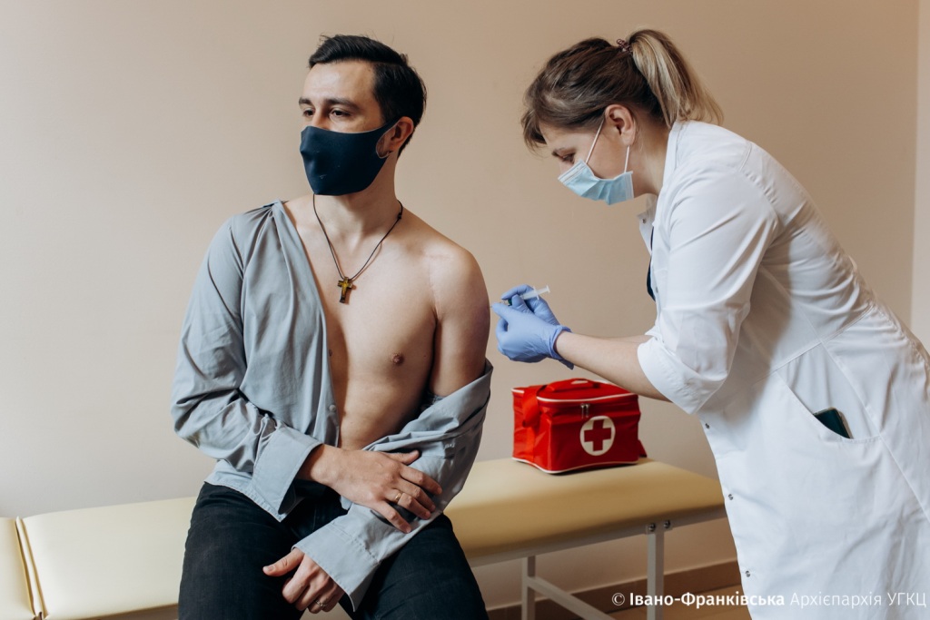 У Франківську залишками вакцини щепили священиків від коронавірусу
