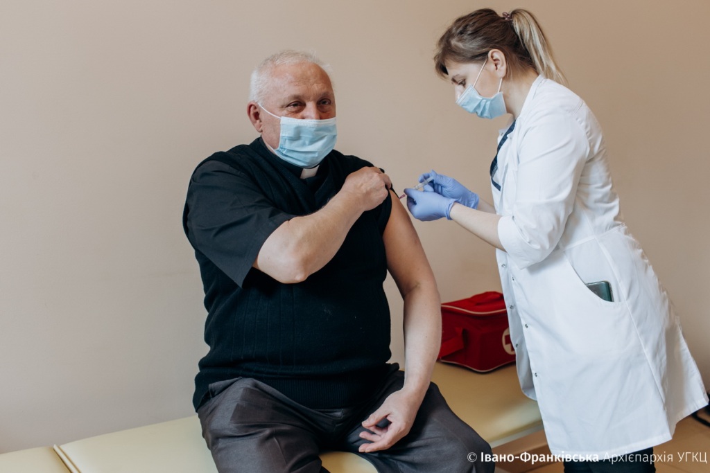 В Івано-Франківську вакцинували священників