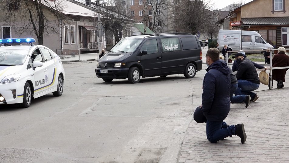 У Калуші сотні людей провели в останню дорогу бійця, загиблого на Донбасі 4