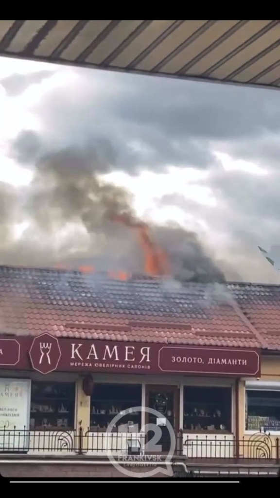 У Франківську горить квітковий ринок на Шпитальній. ВІДЕО 1