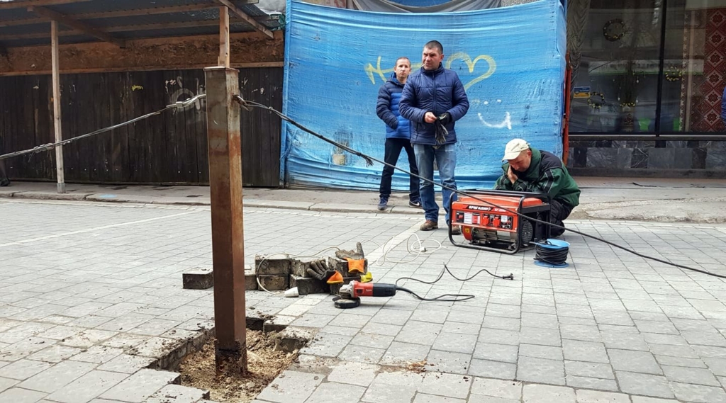 комунальники демонтують огорожу біля "Дністра"