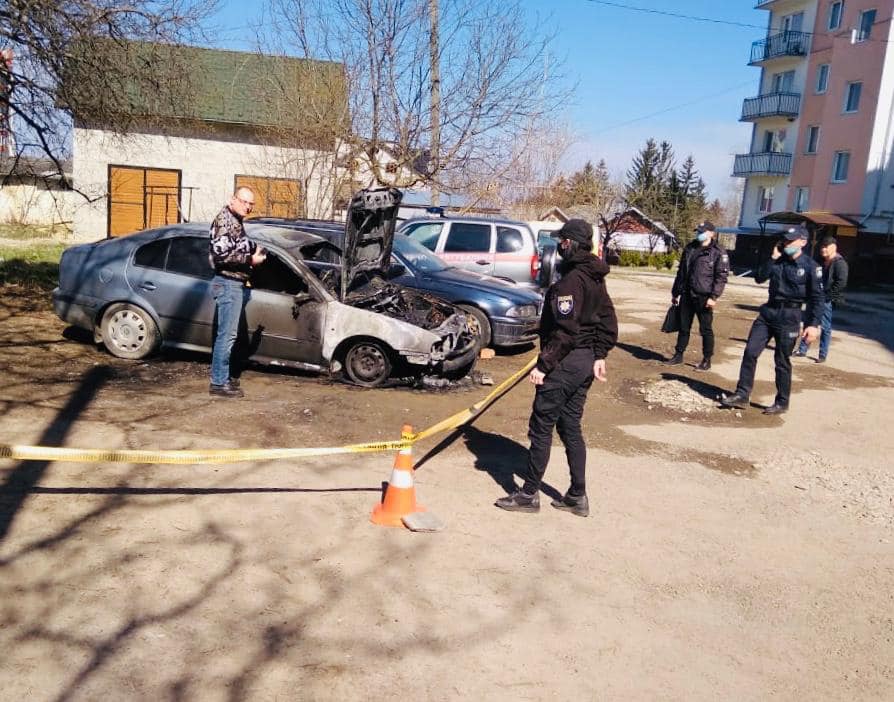 На Прикарпатті згоріли два автомобілі, попередня причина – підпали 1