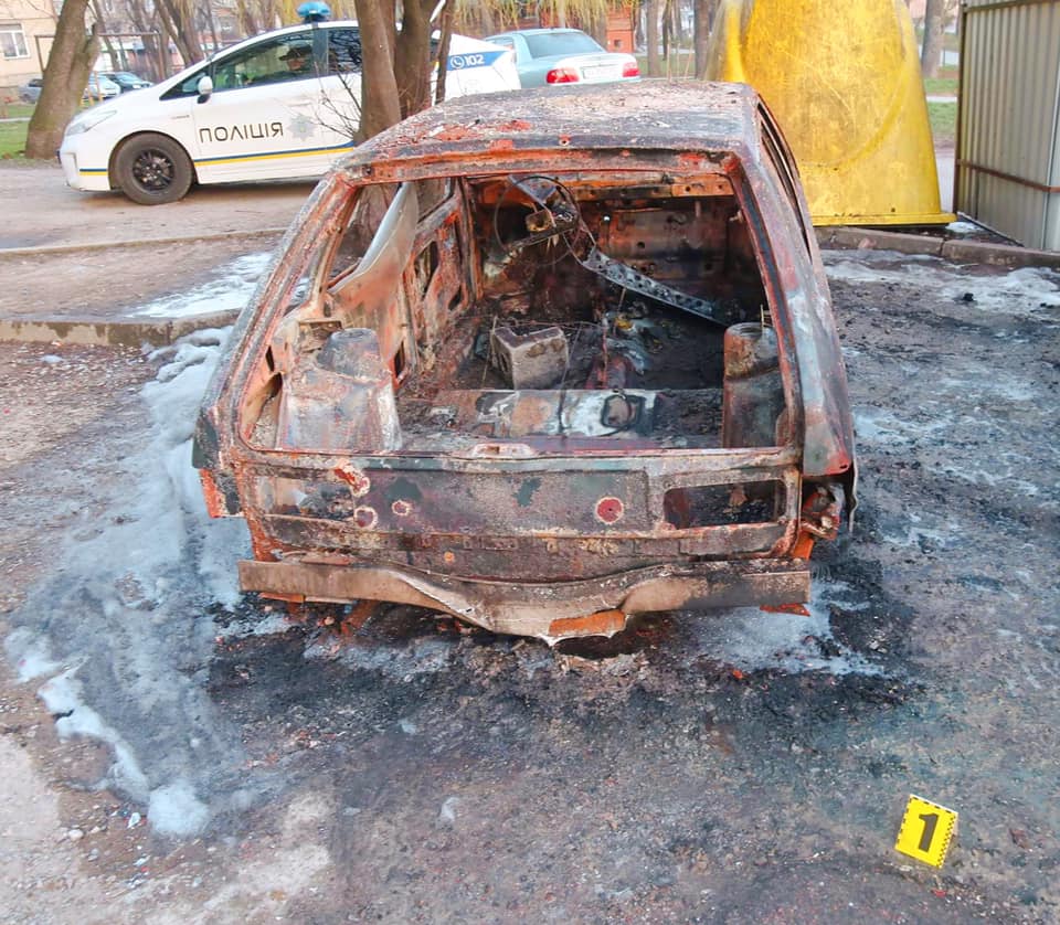 На Прикарпатті згоріли два автомобілі, попередня причина – підпали 2