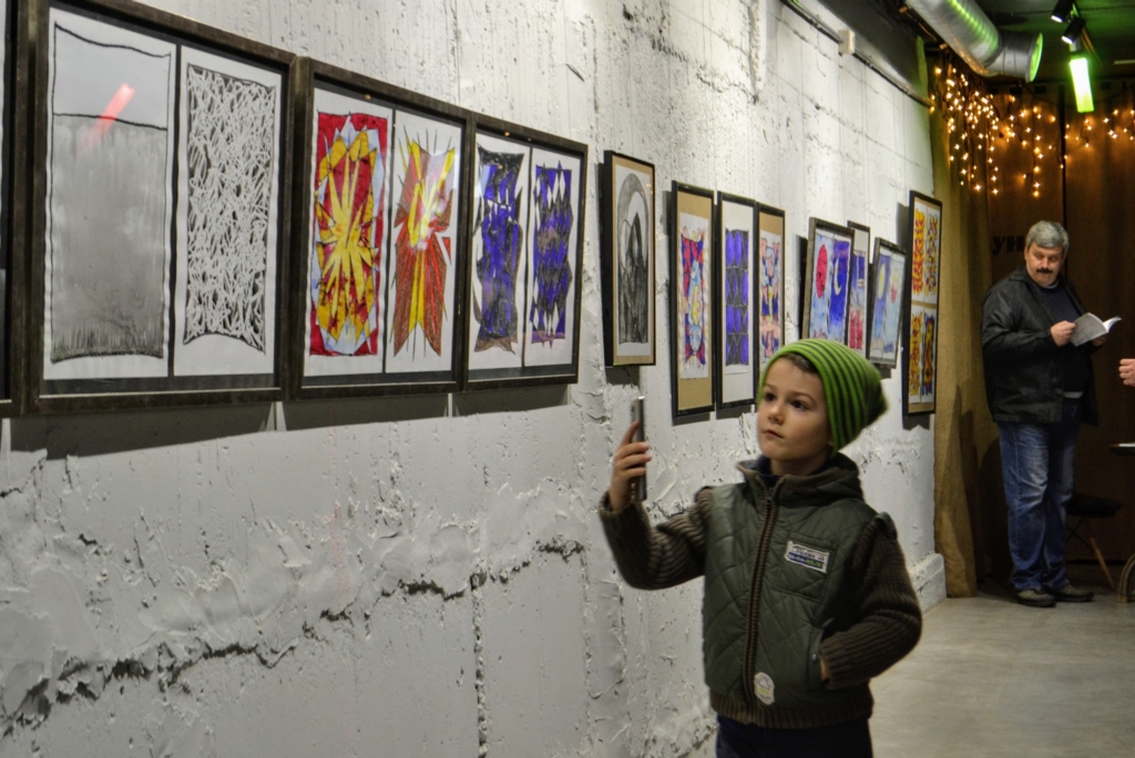 Франківський художник виставкою у "Ваґабундо" збирає на обладнання в реанімацію ЦМКЛ 3