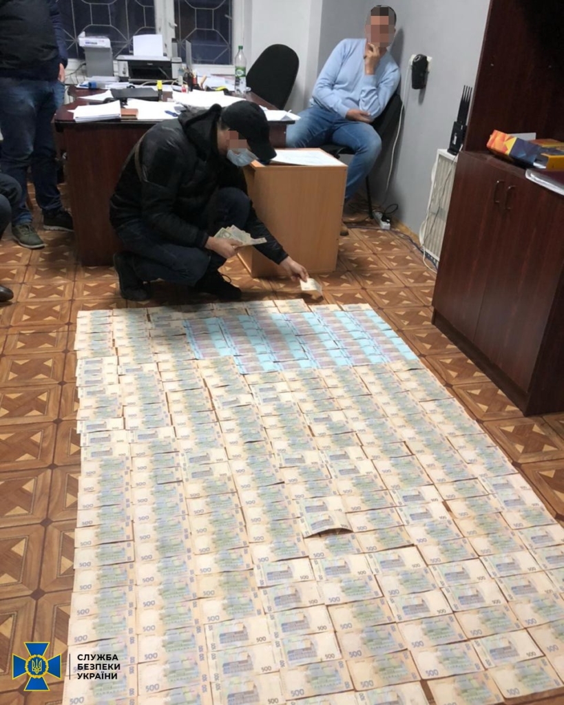 У Франківську кіберполіцейських затримали на хабарі у 150 тисяч грн 1