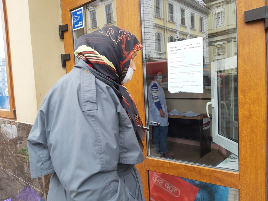 Бідним і нужденним у Франківську роздали посвячені паски і продукти 3