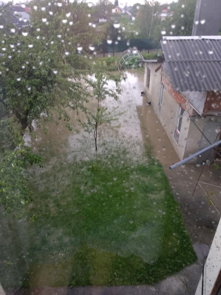 У Калуші Млинівка вийшла з берегів: підтоплено двори та будинки 2