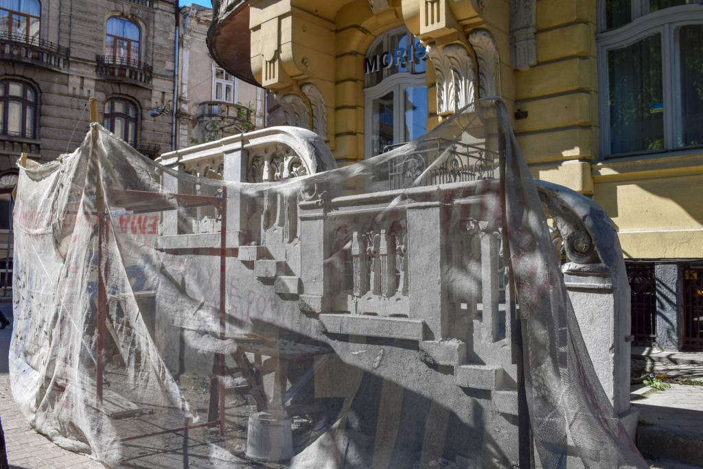 У Франківську біля пам'ятки на Короля Данила, 1 реставрують декоровану огорожу 5