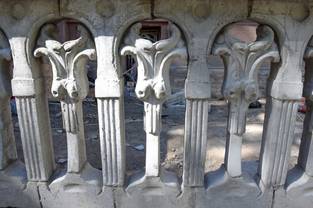 У Франківську біля пам'ятки на Короля Данила, 1 реставрують декоровану огорожу 4