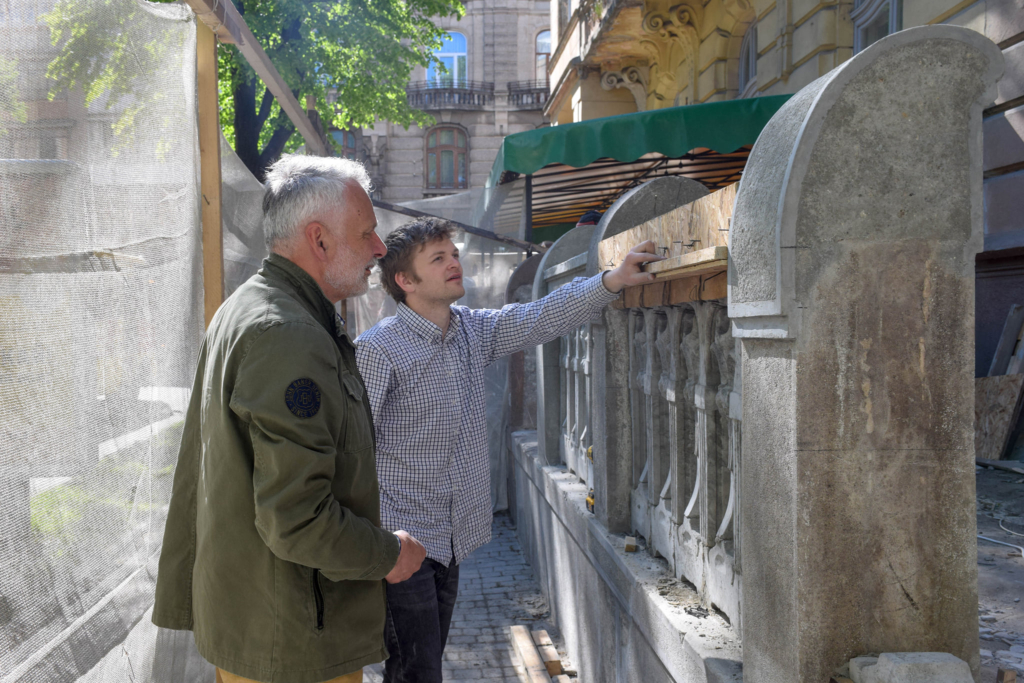 У Франківську біля пам'ятки на Короля Данила, 1 реставрують декоровану огорожу 1