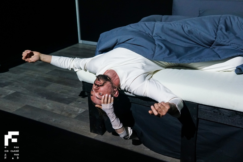 Сюр за Кафкою: у новій постановці Франківського драмтеатру двоє акторів зіграли 12 ролей 5