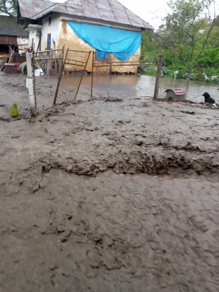 У селі Юнашків, яке затопило зливою, провалилася дорога 2