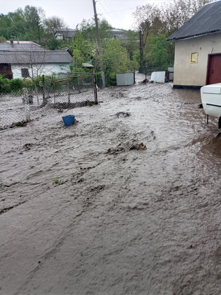 У селі Юнашків, яке затопило зливою, провалилася дорога 3