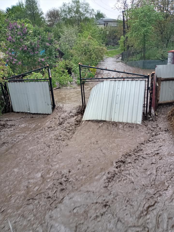 У селі Юнашків, яке затопило зливою, провалилася дорога 1