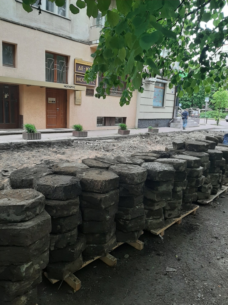 Під час капремонту вулиці у Франківську розкопали трилінку – старовинне покриття збережуть 1