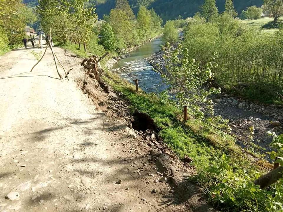 На Надвірнянщині зсунувся ґрунт – пошкоджена дорога та берег місцевої річки 1