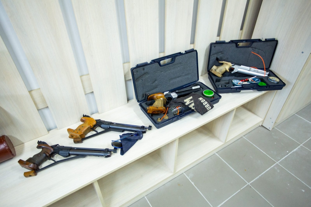 Марцінків подарував по 5 рушниць у два франківські ліцеї 2