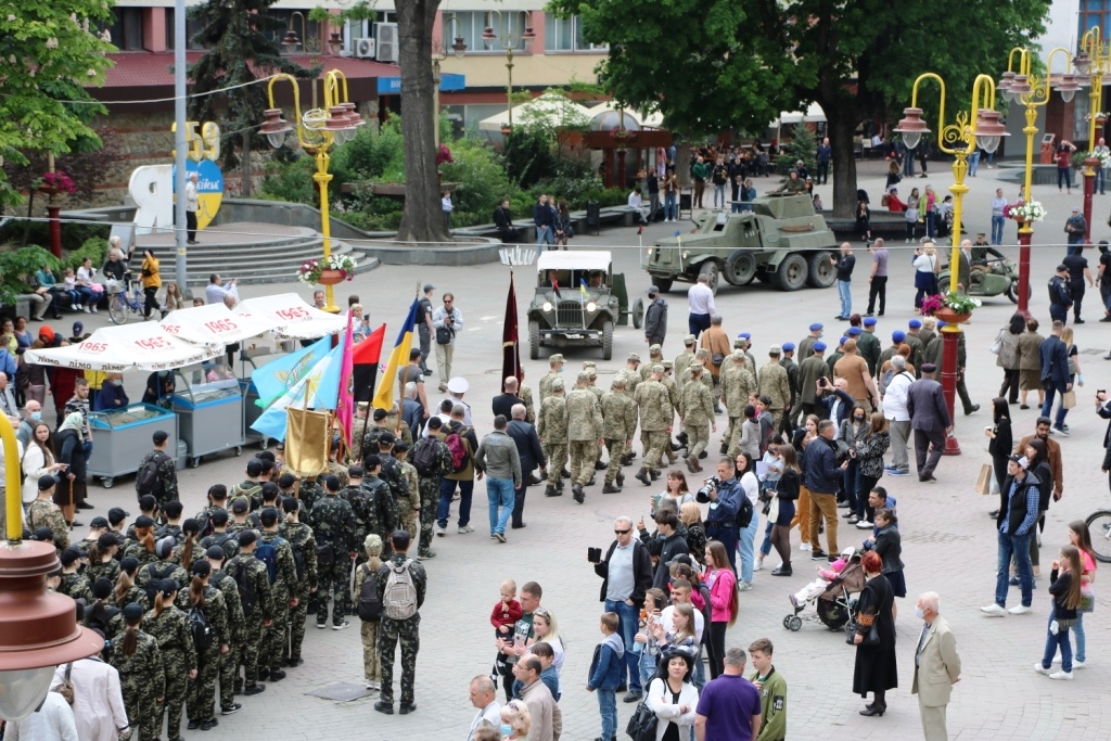 Марш Слави УПА та реконструкція бою: як у Франківську вшанували День Героїв 1