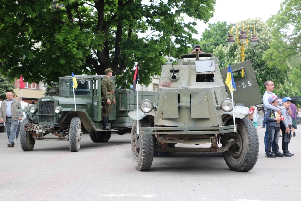 Марш Слави УПА та реконструкція бою: як у Франківську вшанували День Героїв 2