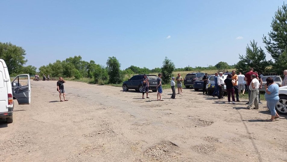 Мешканці 8 сіл Рожнятівщини перекрили дорогу – вимагають ремонту 1