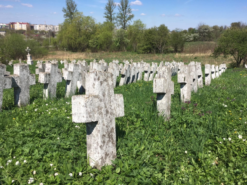 На військовому цвинтарі в Калуші відчистили 70 хрестів та ідентифікували загиблих 2