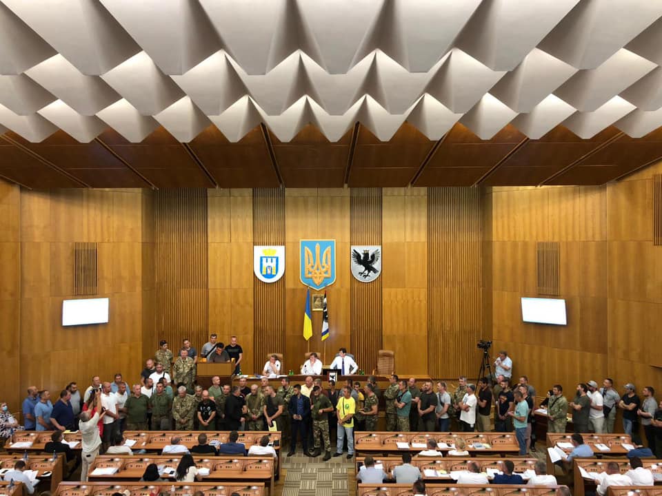 "Не дозволимо маніпулювати від нашого імені": прикарпатські атовці виступили на сесії облради 1