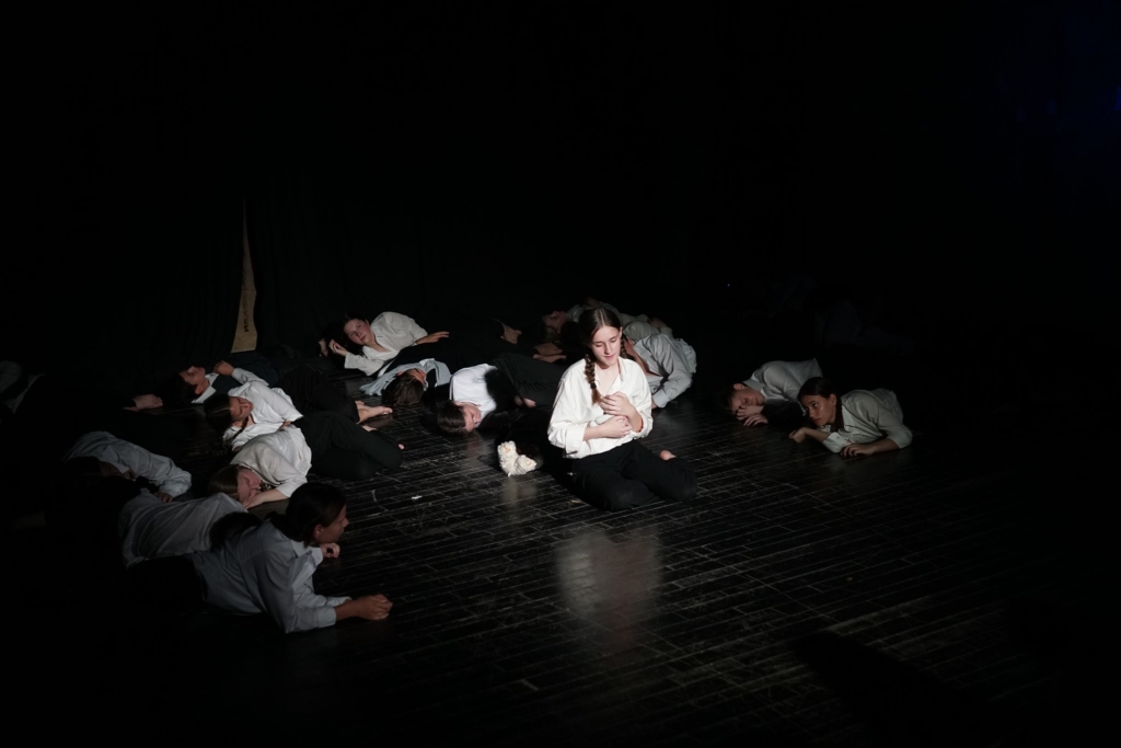 У Франківському драмтеатрі діти дали виставу про Бабин Яр – на основі свідчень 3