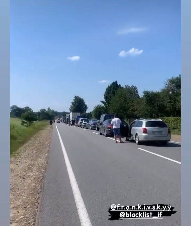 На Коломийщині люди заблокували дорогу - в селі на переході збили 12-річну дівчинку 2