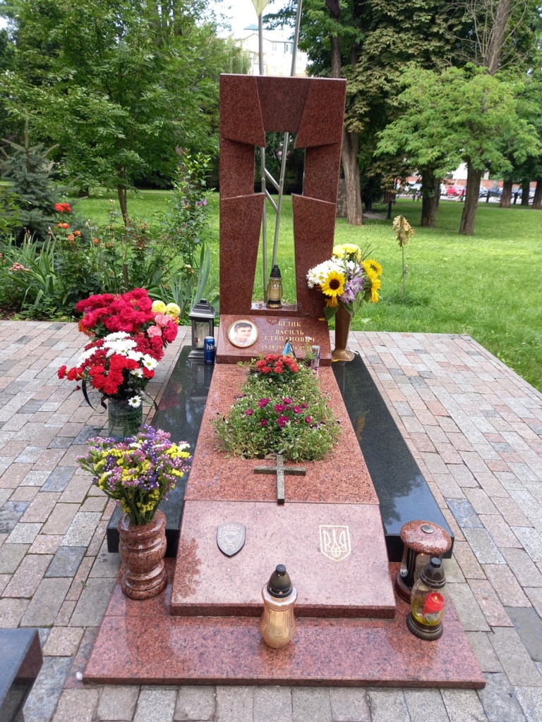 З могил у Меморіальному сквері крадуть квіти - мама загиблого атовця звернулася в поліцію 1