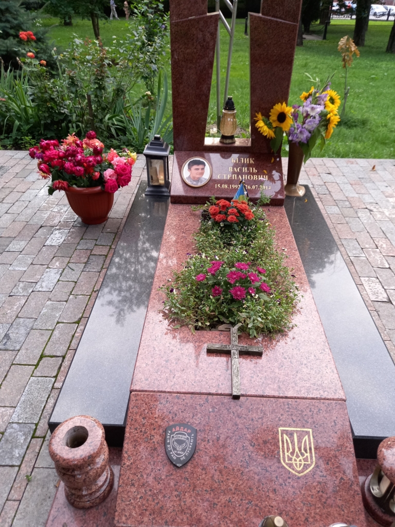 З могил у Меморіальному сквері крадуть квіти - мама загиблого атовця звернулася в поліцію 2