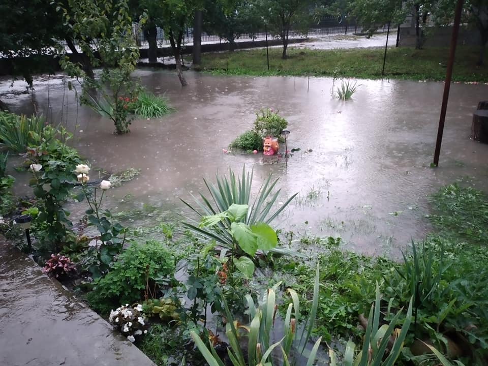 Злива у Галичі підтопила вулиці і двори – містяни нарікають на владу 2