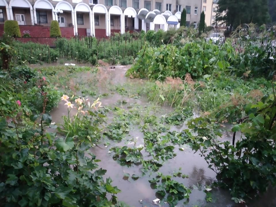 Злива у Галичі підтопила вулиці і двори – містяни нарікають на владу 1