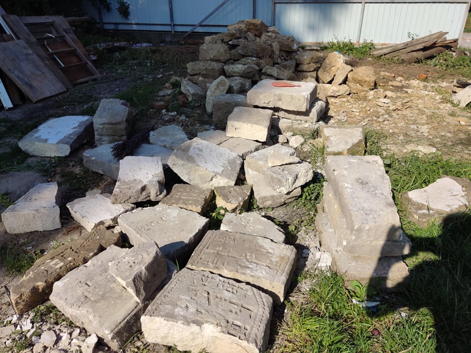 У Рогатині знайшли 20 єврейських надгробків - з них була вимурована стіна господарської будівлі 3