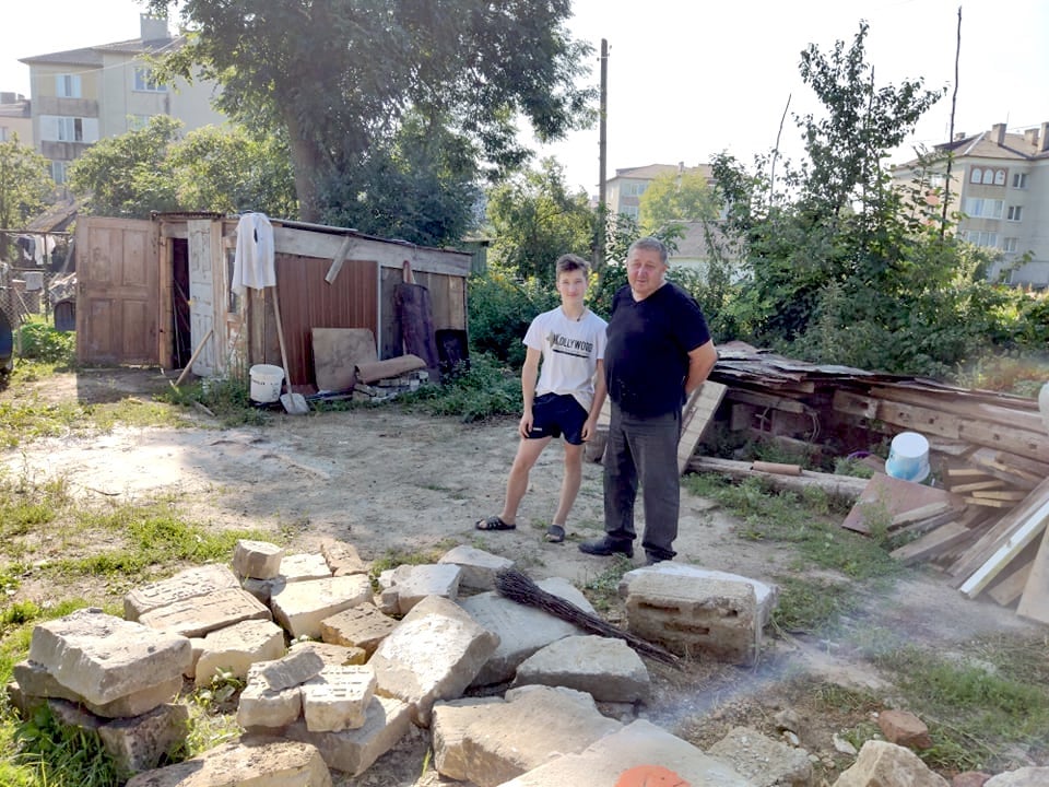 У Рогатині знайшли 20 єврейських надгробків - з них була вимурована стіна господарської будівлі 2