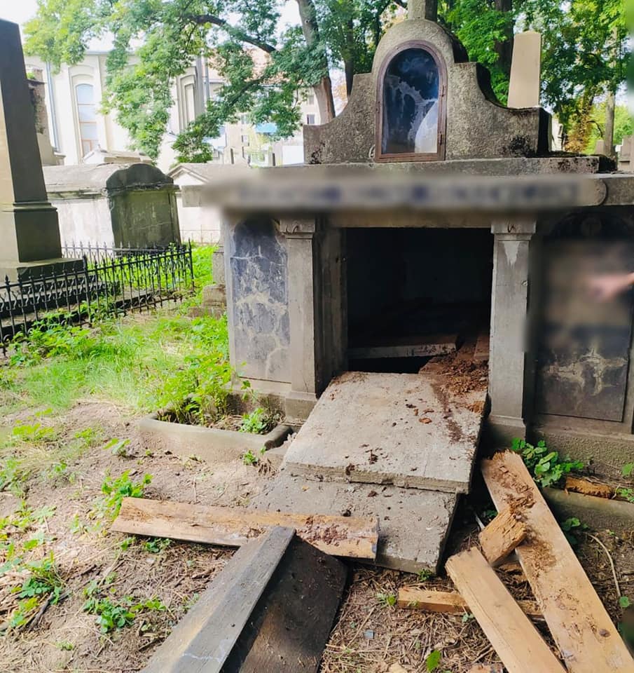 У Коломиї троє підлітків понівечили могилу і знімали це на відео 1