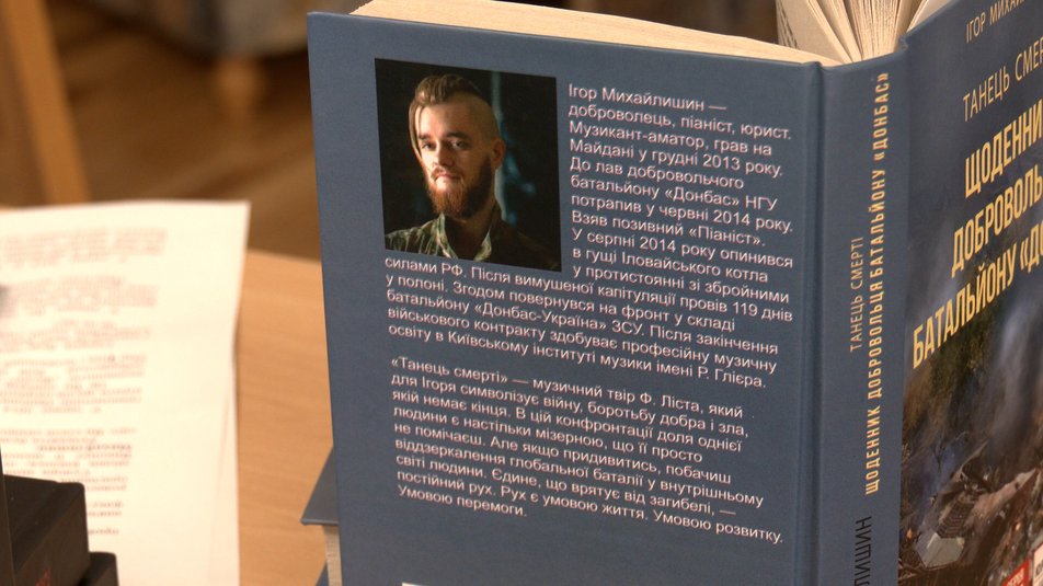 "Піаніст" Майдану презентував у Франківську книги про Іловайськ і полон у бойовиків 2