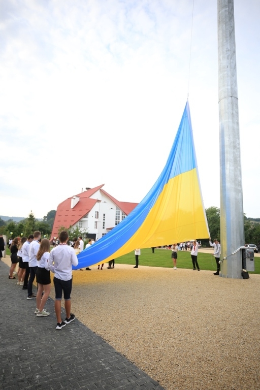 У музеї Бандери замайорів найвищий на Прикарпатті український прапор 3